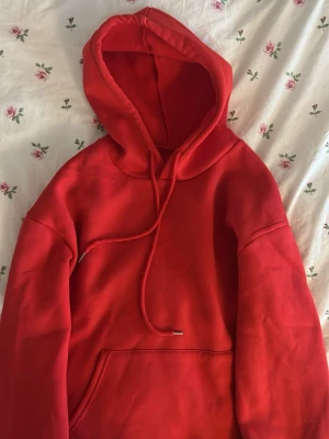 Röd hoodie från Monki - Säljer en röd hoodie med ficka. Mycket bra skick, knappt använd❣️