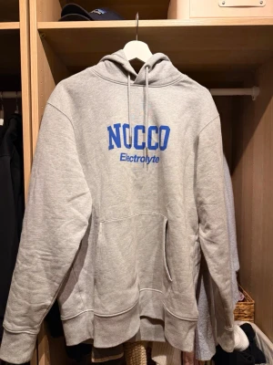 Nocco hoodie strlk L - Schysst och stilren Nocco hoodie som jag övertagit från en före detta Nocco ambassadör i storlek L. Använd ett fåtal gånger och inte i träningssyfte, trycket har inga sprickor eller liknande heller.