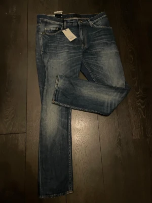 Tiger of Sweden raka blå jeans W34 L32 - Säljer ett par snygga blå Pistolero jeans ifrån Tiger of Sweden. Jeansen är designade med lite slitningar och urtvättningar. Skick 9,5/10 pågrund av att en av lapparna börjar ramla av men annars är jeansen helt nya. Nypris ca 1100 kr. Bara att fråga om du undrar något.