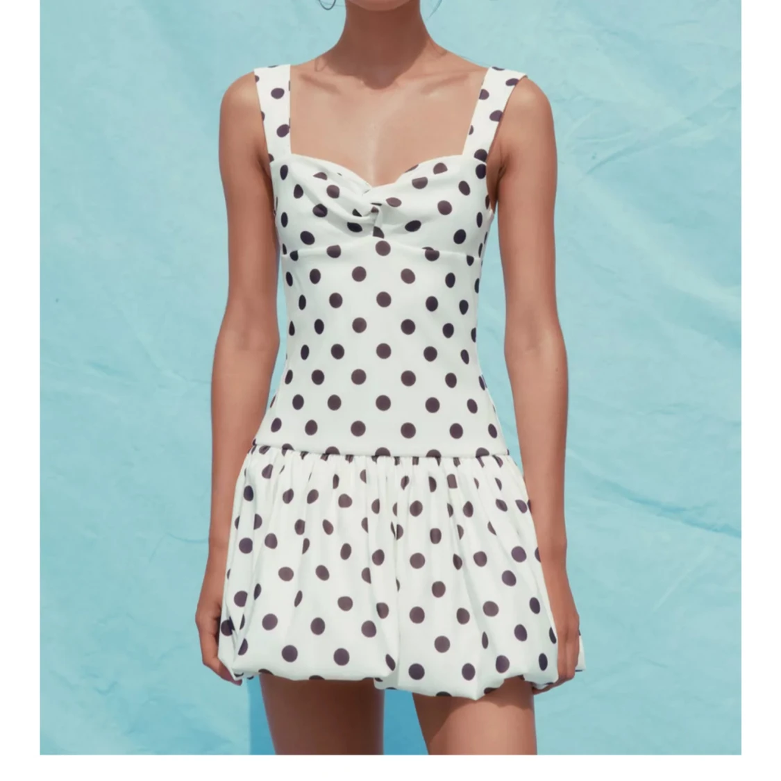 Vit kortprickig klänning med volangkjol - 1