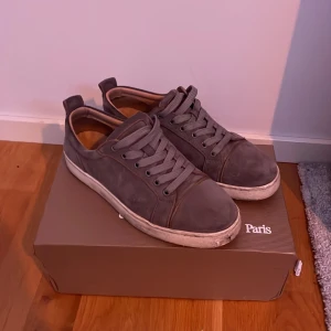 Gråa loubs intressekoll byte eller bud - Köpte dessa för ett halvår sedan för nypris på deras hemsida. De är i väldigt bra skick förutom smuts. De är sköna innuti och ser väldigt bra ut. Perfket för att visa upp på stan eller i skolan. Går säkert jättebra bra att tvätta har bara inte rätt kunskap och material för det. 