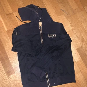 Hugo boss tröja - Boss tröja gamla modellen i väldigt förstörd skick därav priset