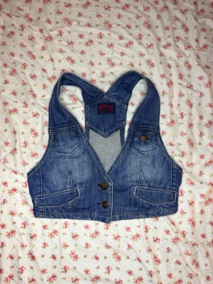 Croppad y2k retro denim väst - Jättesnygg denimväst, knappt använd💗 Storlek S men skulle passa XS också💗 