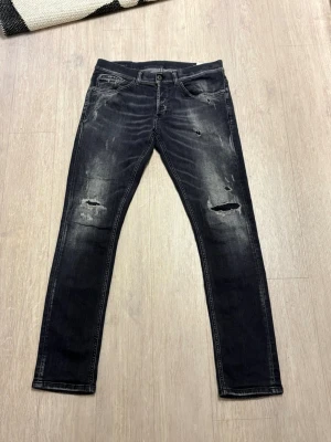 Dondup jeans - modell| george|Storlek 33| skick 8/10| Mycket bra skick, men en liten defekt på sista bilden. Påverkar ej andvändning| Modellen e cirka 176 och väger cirka 70 kg