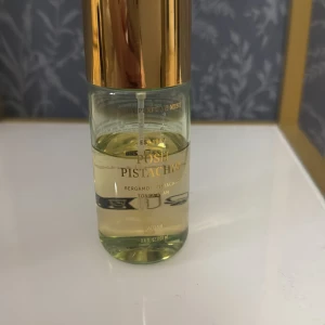 Posh Pistachio Body Perfume Mist - Fräsch body mist med noter av bergamott, pistage och tonkaböna. Vegansk formula. Volym: 100 ml. Perfekt för dig som vill ha en unik och modern doft.