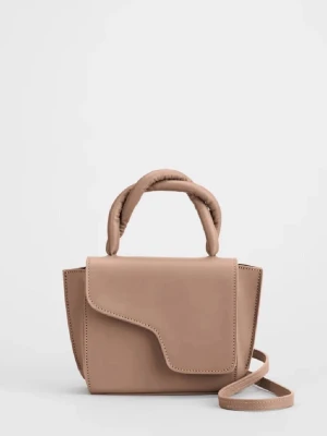 Beige atp väska med twistat handtag - Säljer en beige axelväska med unikt twistat handtag och lång axelrem. Väskan har en asymmetrisk lockdesign och är tillverkad i slätt skinnliknande material. Kom privat för fler frågor🥰