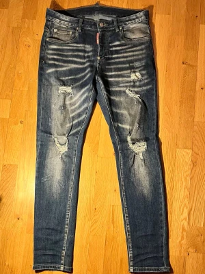 Dsquared2 Jeans - Rikigt feta Jeans från Dsquered2 säljes🤩! Mycket bra skick, och rikigt schyssta all-around jeans att ha i garderoben👊. Strl 46 (30-31 EU). Hör av dig om du har några frågor!