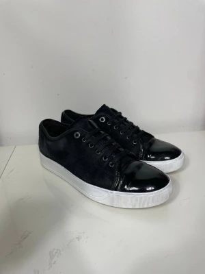 Svarta Lanvin cap toe  - Säljer nu dessa Svarta Lanvin cap toe i uk som motsvarar 42 men passar även 43, skorna är uppfixade med whitnercream, skriv för fler bilder/frågor🙌🏼