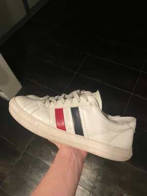 Moncler Sneakers - Tvärsköna Moncler dojjor som passar till allt. Storlek 41 passar 42. Nypris ~5000kr? Skick 8/10 bara liten ”skråma” fram som enkelt går att fixa till. Byten är väldigt intressant och priset går alltid att förhandlas 😛😛