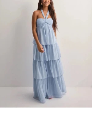 Ljusblå balklänning - Säljer min balklänning från Nelly som inte längre går att köpa. Använd en gång, nyskick. Storlek xs, den går till marken för mig som är 166cm.