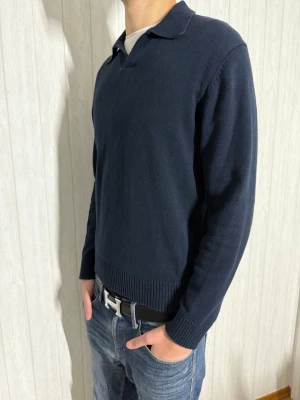 Mörkblå stickad pikétröja - Säljer en mörkblå stickad pikétröja. Använd 1 gång ock är i suveränt skick. Köpt på Cubus för 599 kr. Stolen M. Vid fundering är det bara att hojta till !