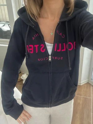 Hollister zip - En zip från Hollister i storlek M. Jag fraktar inom 24h, frakt med PostNord prioriteras. Se liknande plagg i min profil! 