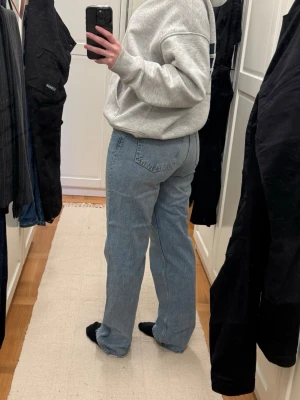 Raka Gina Tricot jeans - Jättefina ljusblå jeans från Gina Tricot. De är mid waist och raka i modellen. Väldigt sköna och mjuka, men inte stretchiga, snarare som ett par lite vintage jeans. Säljer då de blivit för små för mig. 🌸 I princip oanvända, så jättefint skick.  Nypris 600 kr.