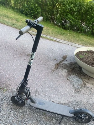 Elsparkcykel - En felfri elsparkcykel som går i 25 kmh allt funkar på denenda delen som saknas är en plast bit till baklyktan men allt funkar och lyser som det ska. På styret finns det ringklocka broms och gas. Man kan få med en tutta extra styremobilhållare och frickhållare om man vill för en billig summa, Laddare följer med oavsett vad