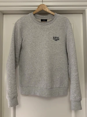 A.P.C. Sweatshirt - En riktigt fin A.P.C. Sweatshirt i storlek S. Tveka inte med att skriva om du har några frågor! 