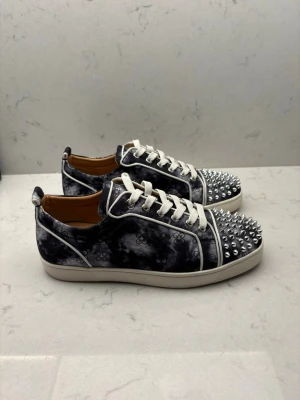 Christian Louboutin monograms - Sjukt rare, siden 41 fitz 42. Skriv vid frågor, skambud ignoreras