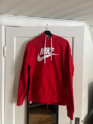 Nike hoodie - Röd Nike hoodie som passar till både vardag och träning. Storlek S. Säljer för är för liten för mig. Inte använd speciellt mycket.