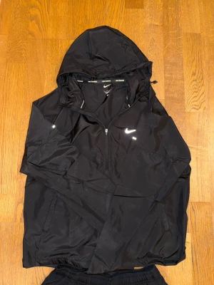 Nike Miller tracksuit svart  - En helt oanvänd Nike Miller tracksuit i svart färg. Båda koftan och byxorna är inkluderade i priset. Tracksuiten är i storlek S.
