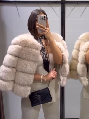 Pälsjacka - Säljer denna helt nya pälsjacka som är äkta. Har bara testat den så den är i ny skick. 