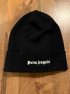 Svart mössa från Palm Angels - Svart palm angels mössa svart, nypris runt 1700, äkta såklart 