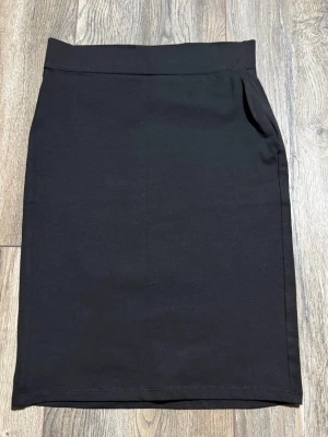 Svart enkel kjol från 157 - Svart, rak och enkel kjol från 157 i storlek S. Kjolen har en klassisk midja. 