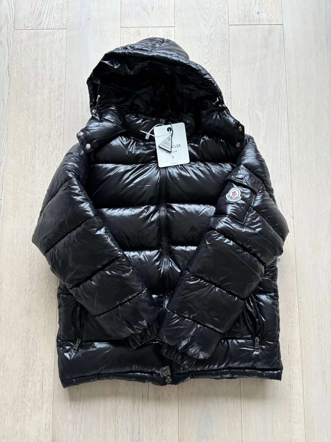 Svart Moncler pufferjacka med huva