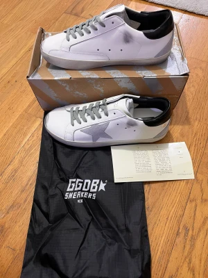 golden goose - Hej, säljee dessa feta golden gouse skor i helt ny skick. Box o allt annat medföljer.