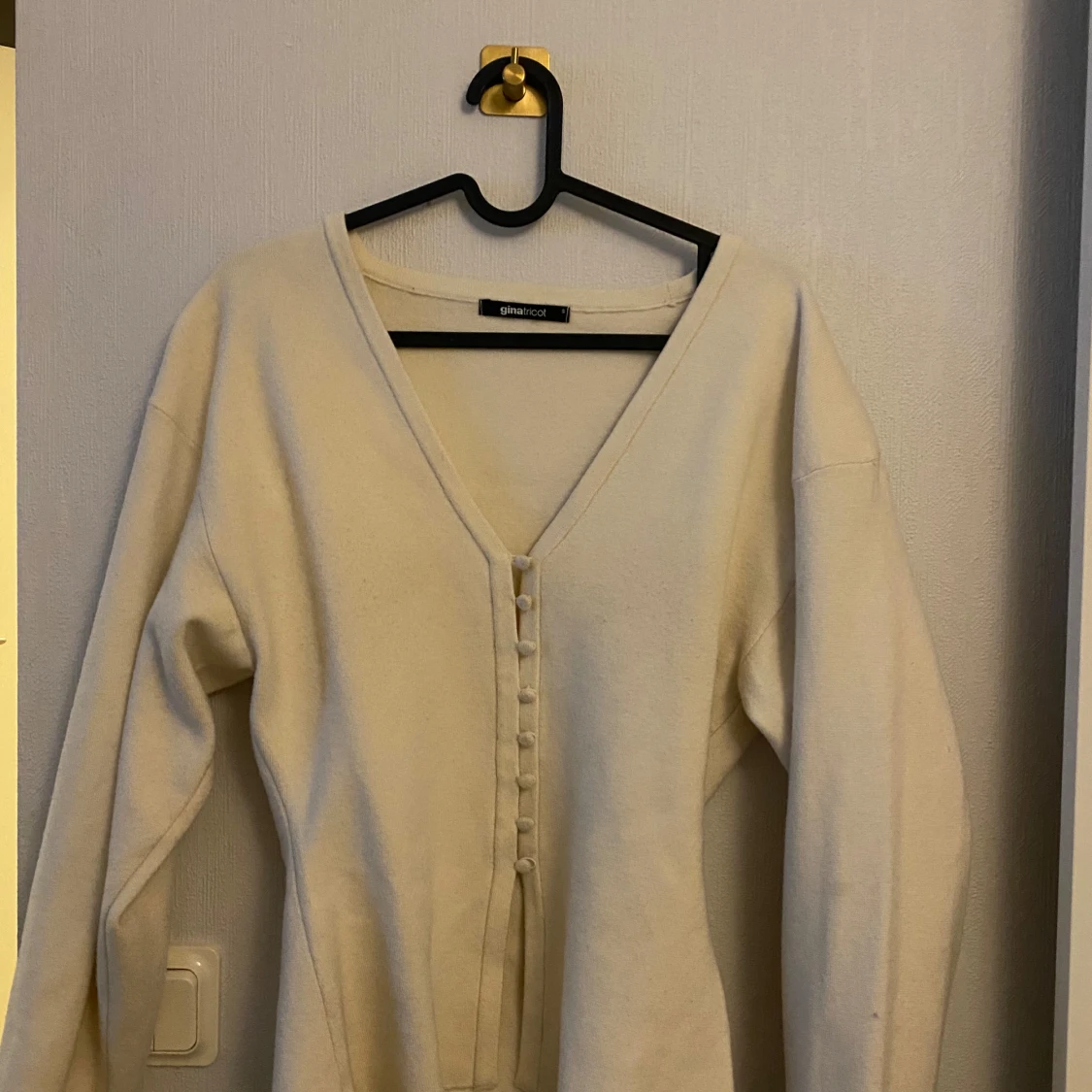 Beige kofta med v-ringning från Gina Tricot