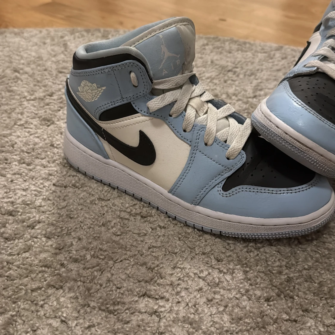 Nike Air Jordan 1 Mid UNC blå/vit