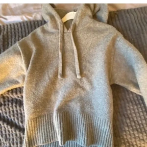 Grå stickad hoodie med huva - jättefin stickad grå tröja från Zara