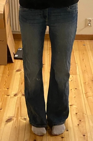 Blå bootcut jeans med utsvängda ben - Eur:42, är köpta i Frankrike. Står 42 på lappen men skulle snarare säga typ 38.