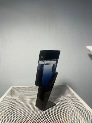 Bad Boy Cobalt EdP 100ml - Bad Boy Cobalt från Carolina Herrera är en Eau de Parfum i en unik blixtformad flaska. Volymen är 100 ml och parfymen är tillverkad i Spanien. Perfekt för dig som vill sticka ut med en cool design på hyllan.Använt ca 10ml