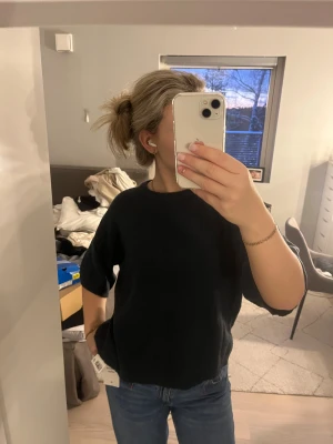 Stickad tröja  - Superfin stickad marinblå tröja med trekvartsärm💓