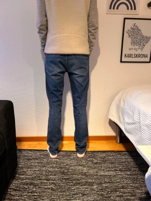 Replay Anbass jeans - Ett par riktigt snygga blå replay Anbass jeans. De är i mycket bra skick och i storlek 30:32. Hör av er vid eventuella funderingar!💬✅