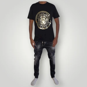 Balmain tshirt strl S  - Helt ny. Fin replika med grym kvalitet. Modellen är 175cm lång och bär storlek S på bilderna. Pris: 999kr. Först till kvarn som gäller. Skickas direkt inom 24h