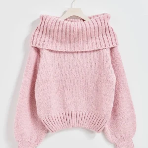 Ljusrosa stickad offshoulder tröja från Gina tricot  - Supermysig ljusrosa stickad tröja från Gina Tricot med bred ribbad krage som kan bäras offshoulder. Storlek XL💗 Brukar ha M men ville ha lite mer oversized 🥰 Anvönd två gånger bara, därför är den i nyskick 🫶🏼