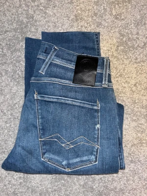 Replay Anbass Blå W30 L30 - Väldigt snygga replay Anbass hyperflex i klassisk blå design.  W30 L30 är förkortade från L34. Säljes i bra skick.  Kontakta mig för frågor! Kan gå ner i pris vid snabb affär