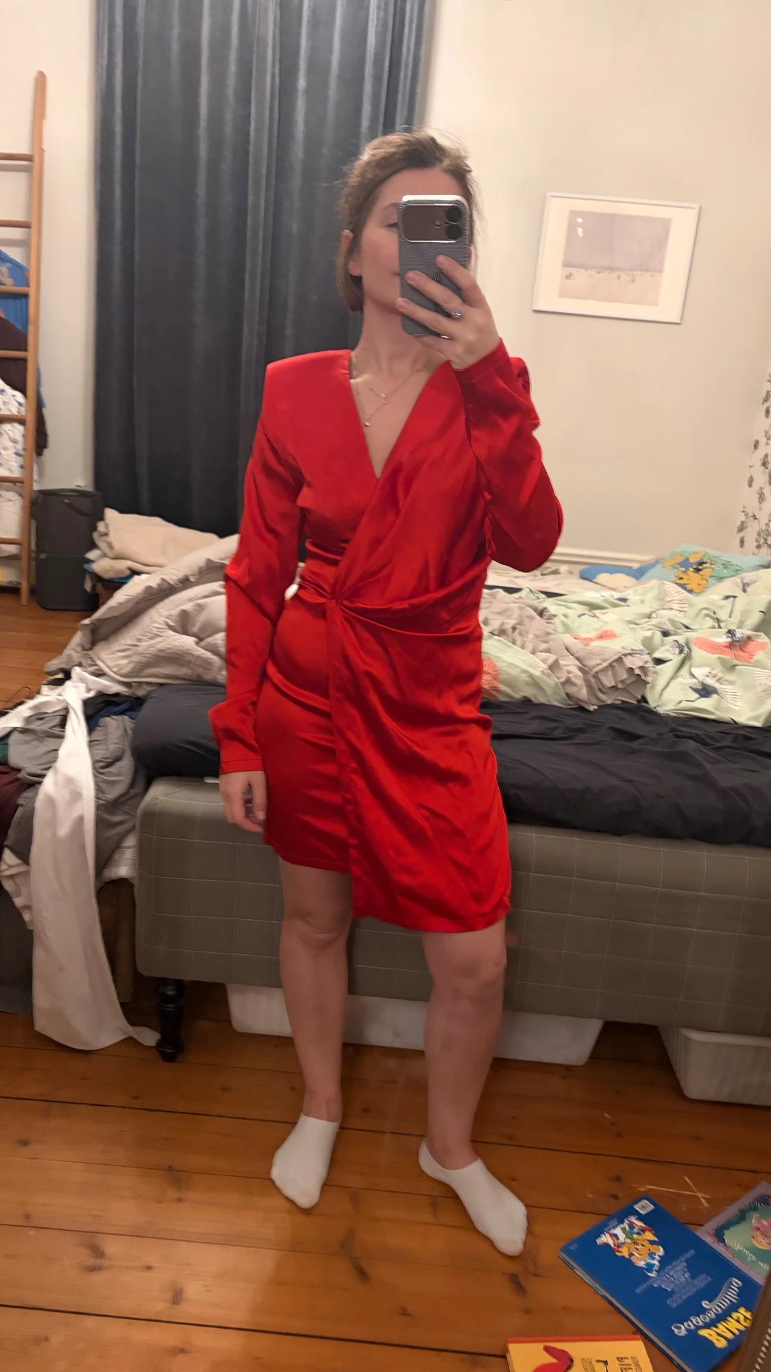 Röd omlottklänning i satin - 2