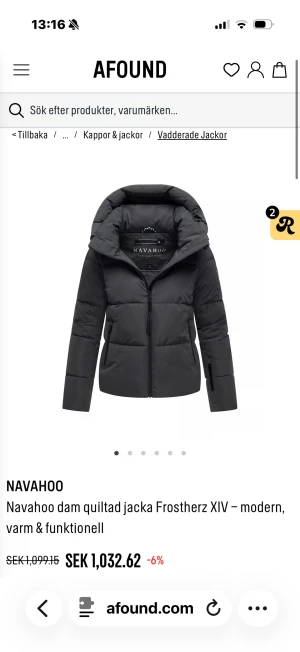 Grå pufferjacka från Navahoo - pufferjacka från Navahoo med stor huva och dragkedja framtill. Jackan har en clean look med breda kanaler och två sidofickor med dragkedja, samt små fickor på armen. Perfekt för kalla dagar och har en modern, oversized passform. Använd 1 gång.