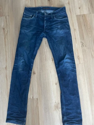 Nudie Jeans grim tim  - Säljer mina feta nudie grim tim. Lite fläck på högra bakficka annars superfint skick. Storlek w31 l34.
