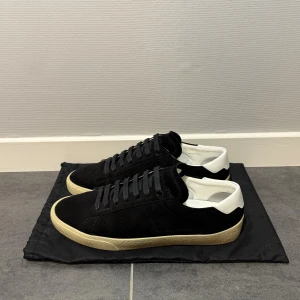 Saint Laurent  - Saint Laurent svart, storlek 40 passar 41, skick 9,5/10 som nya, dustbag medföljer vid köp, vid funderingar hör av er.