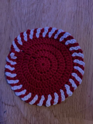 Virkat glasunderlägg - Ett egengjort glasunderlägg som är perfekt nu till julen men är såklart fint att ha året runt!   Priset går såklart att diskutera och du kan säga hur många du vill ha eller om du vill ha i andra färger så löser jag det!!😊  10cm