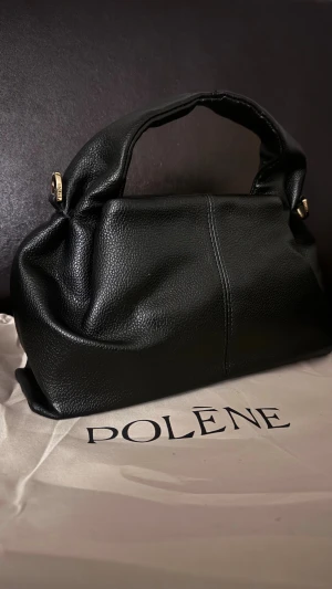 Polène  neuf mini - Polène neuf mini med dust bag och avtagbar axelrem, lite sliten men inget man tänker på eller lägger märke till annars i väldigt bra skick