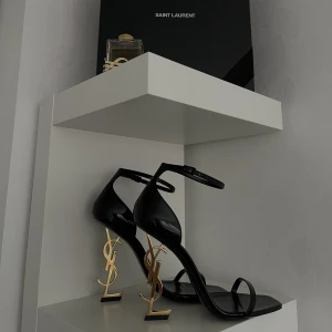 Ysl heels  - Säljer mina ysl klackar pga. att jag inte använder de så mycket. Använda 2-3 gånger för bilder men inte mer. Dessa är äkta och köptes för 13k. Skriv gärna om ni har några frågor.