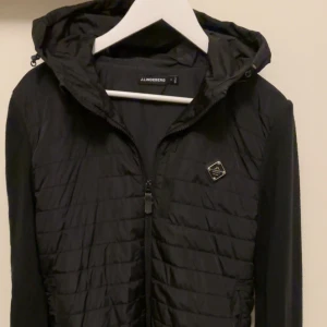 J.Lindeberg cardigan  - Säljer min j Lindeberg cardigan, mycket bra skick. Perfekt till när de lite kallare väder