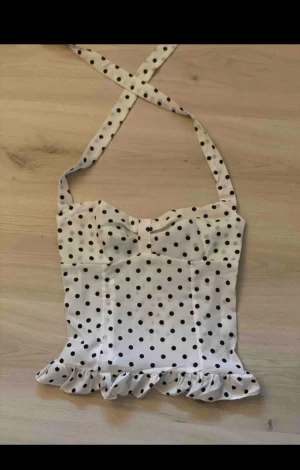 Prickig vit topp  - Super fin passar både xs och s💕💕
