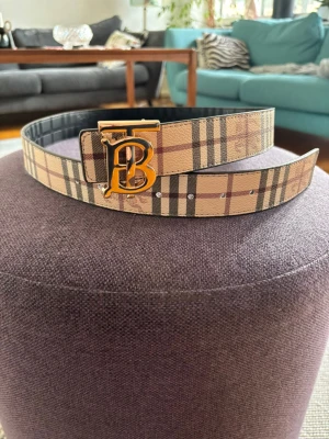 Burberry bälte - Säljer ett helt nytt oanvänt Burberry bälte🌟. Aldrig använd och kvaliteten kan inte bli bättre! Hör av dig vid minsta lilla fråga! Pris kan diskuteras🫡!