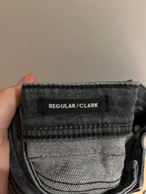 Svarta jeans från Jack & Jones - Snygga svarta jeans från Jack & Jones, storlek 29/32. Ganska väl använda men inga skråmor eller tecken på skador.