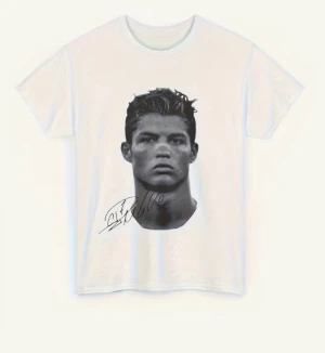 Vit t-shirt med tryck och autograf - Vit t-shirt med korta ärmar och rund hals. På framsidan finns ett stort svartvitt tryck av en person samt en autograf i svart. Materialet känns som mjuk bomull, perfekt för en chill och stilren look.