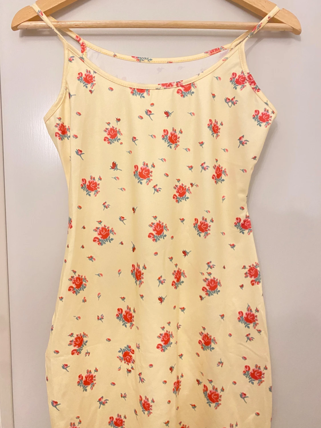 Lång blommig klänning med smala axelband - 1